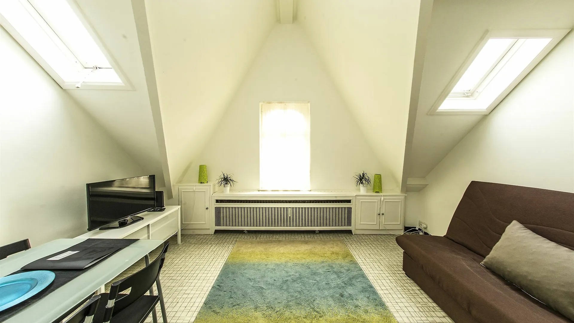 Rentbynight Aparthotel  Брюссель